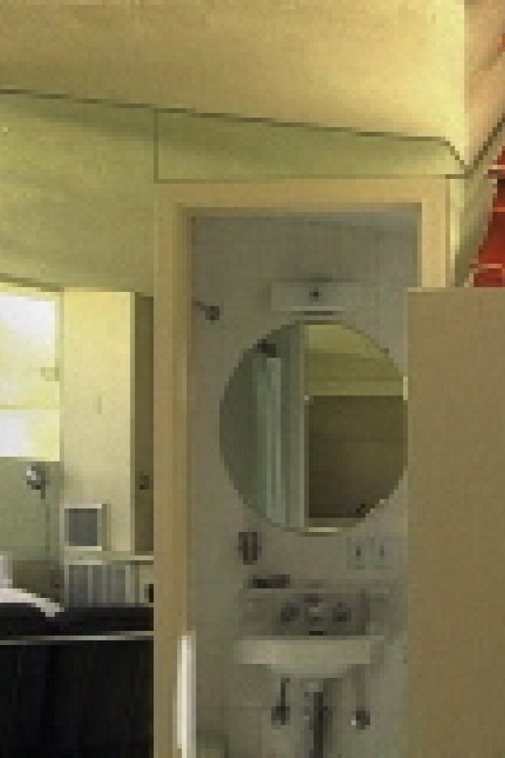 Ein Blick in ein modernes Schlafzimmer mit angrenzendem Badezimmer.