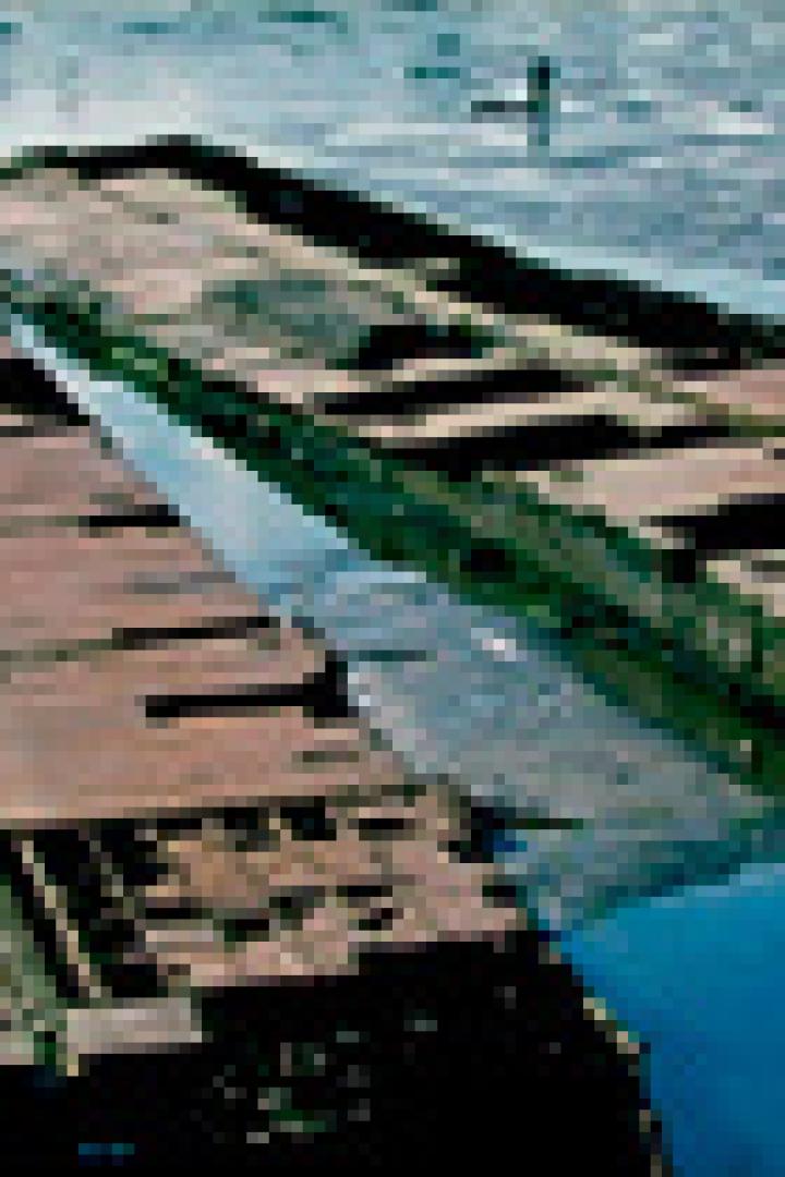 Eine Pontonbrücke erstreckt sich über das Wasser.