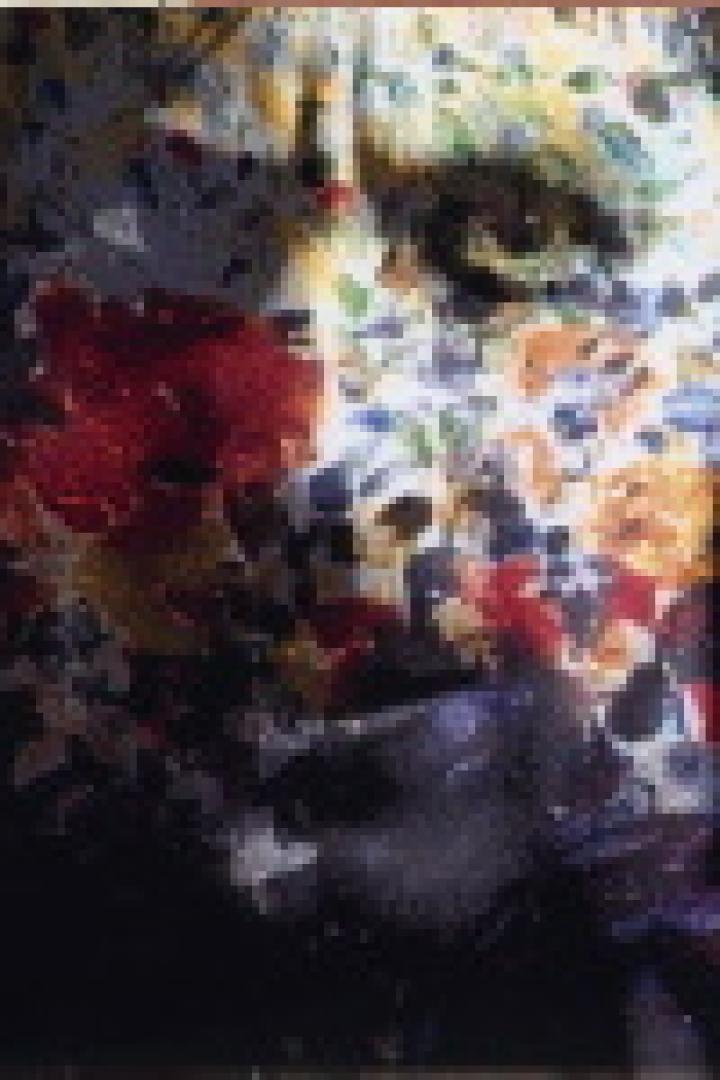 Das Gesicht einer Person ist mit einem floralen Muster überlagert.