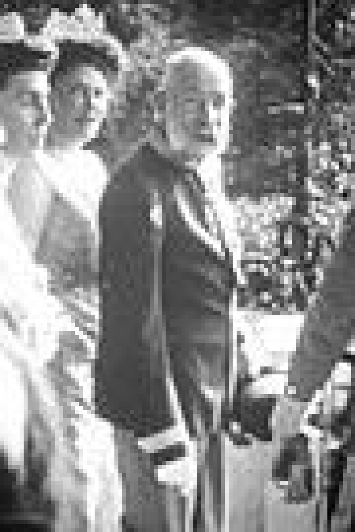 Ernest Hemingway in einer Menschenmenge, möglicherweise bei einer Veranstaltung.