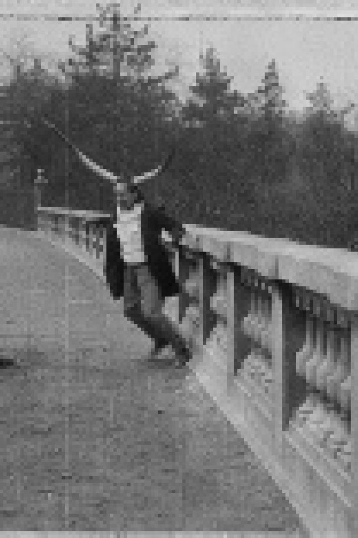 Ein Mann mit Flügeln wird von einem Jungen auf einem Gehweg gejagt.