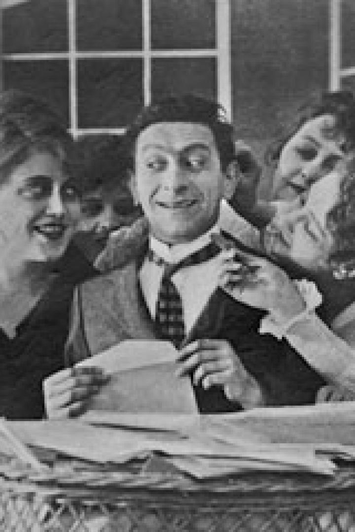 Der Schauspieler Harry Liedtke umringt von Verehrerinnen, hält einen Brief in der Hand.