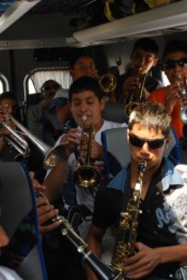 Eine Gruppe von Musikern spielt Blasinstrumente in einem Bus.