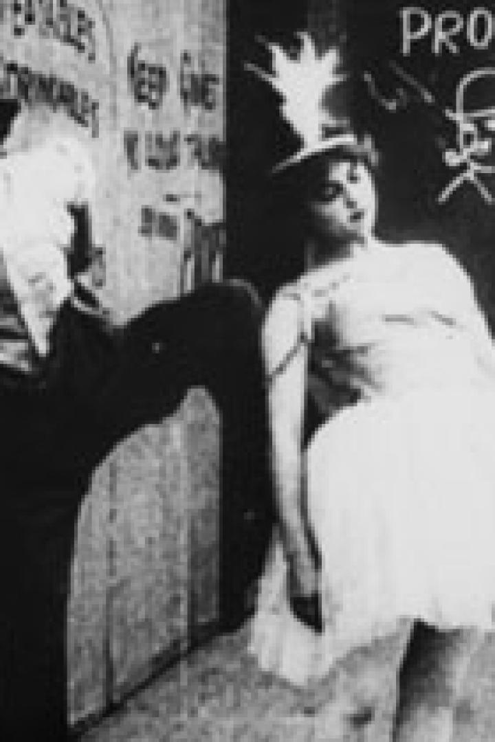 Charlie Chaplin und eine Ballerina in einer Szene aus einem Stummfilm.