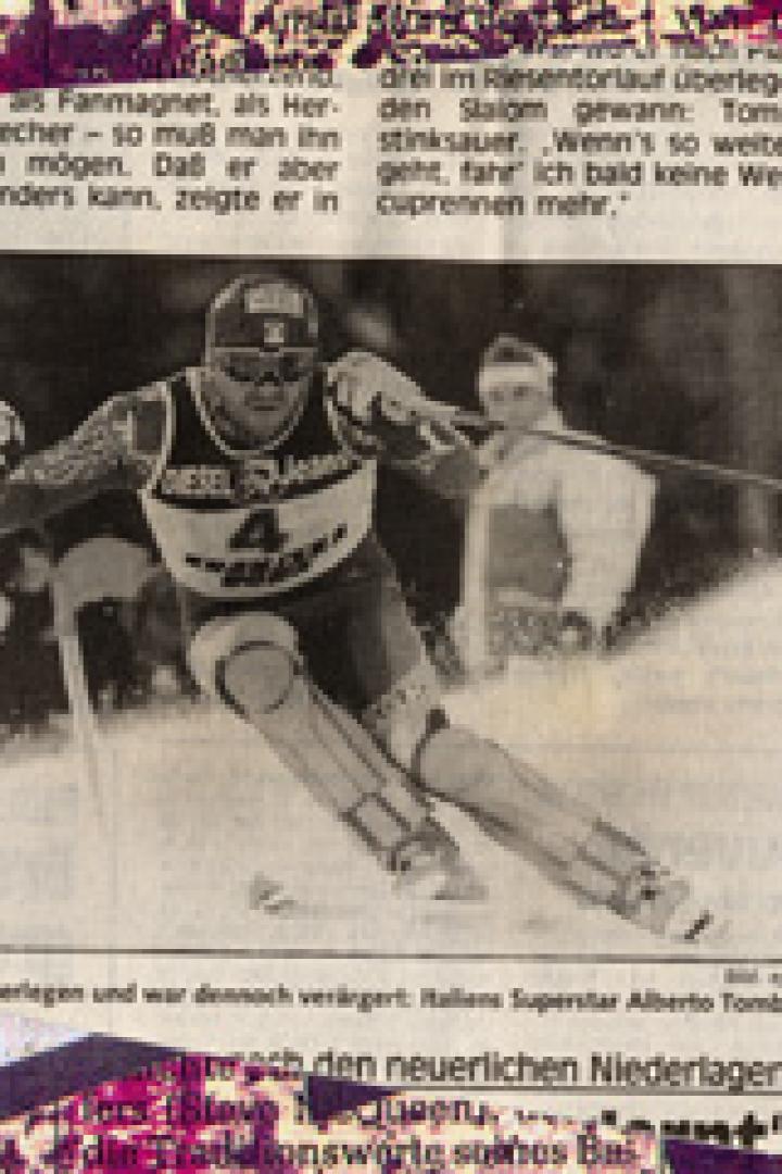 Alberto Tomba, ein italienischer Skirennläufer, fährt einen Slalomlauf herunter.