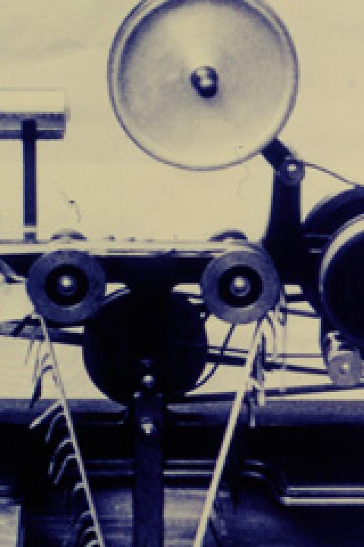 Eine alte Filmkamera mit verschiedenen Spulen und mechanischen Teilen.