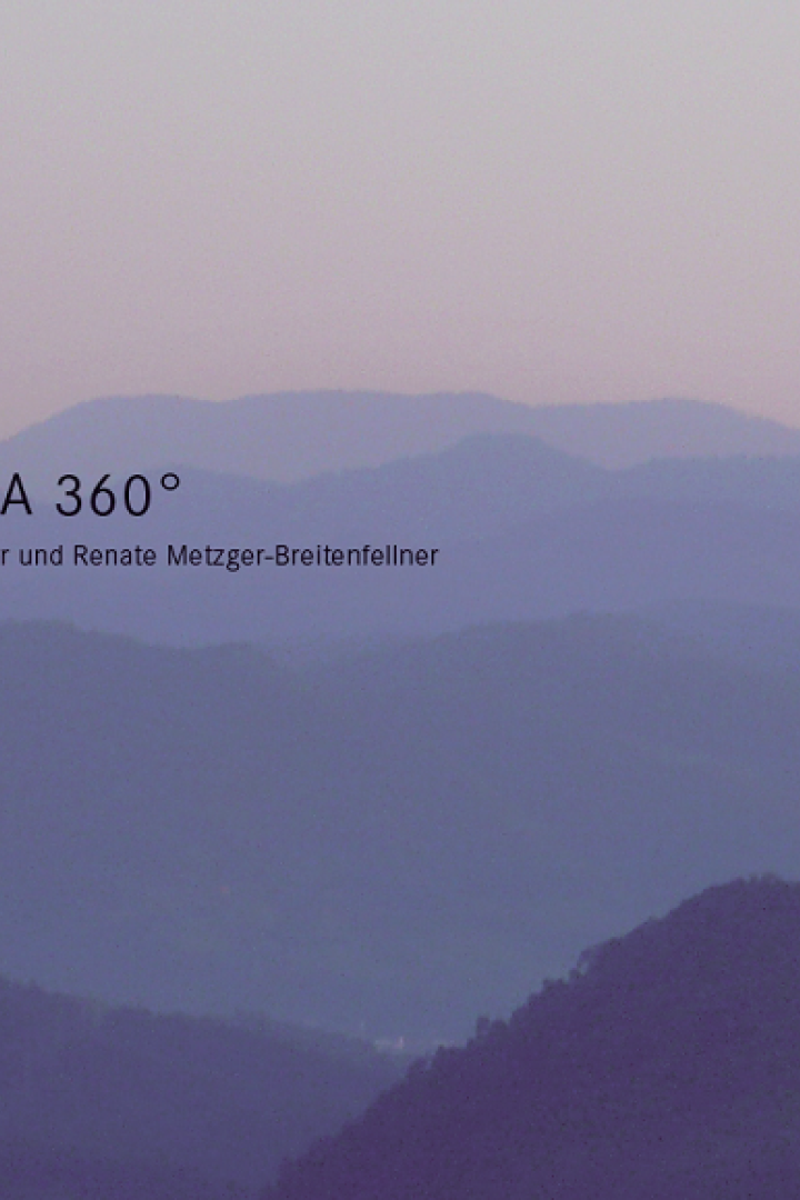Hügelige Landschaft im Abendlicht, Titelbild für den Film „Srebrenica 360°“.