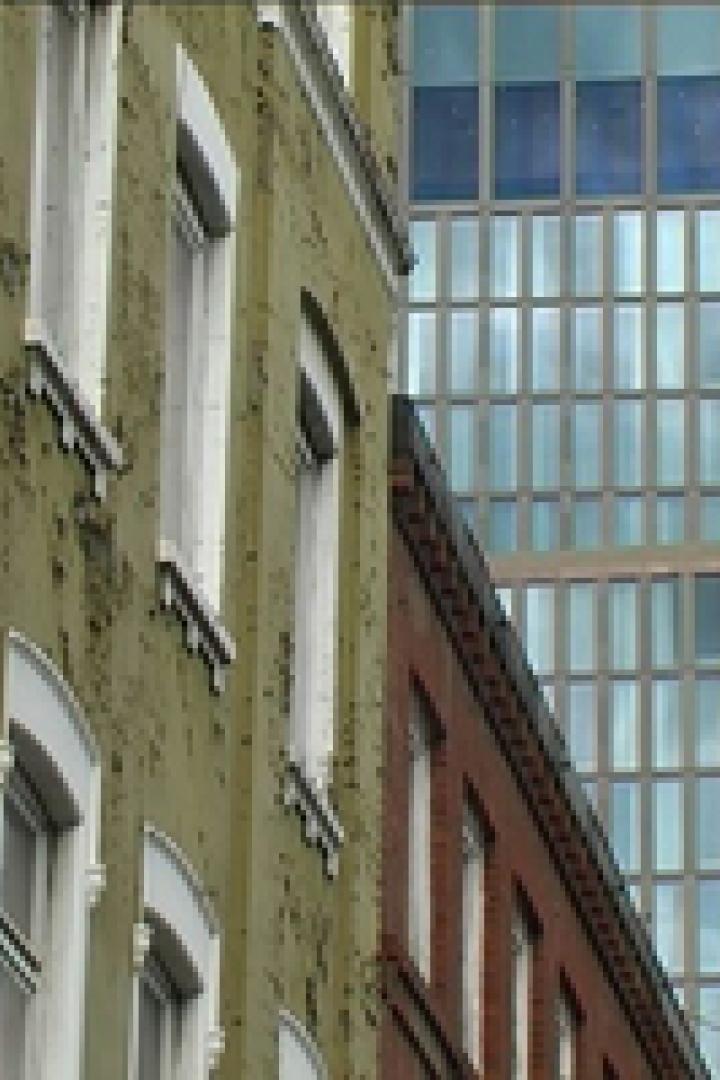 Mehrere Gebäude unterschiedlicher Bauart stehen nebeneinander.