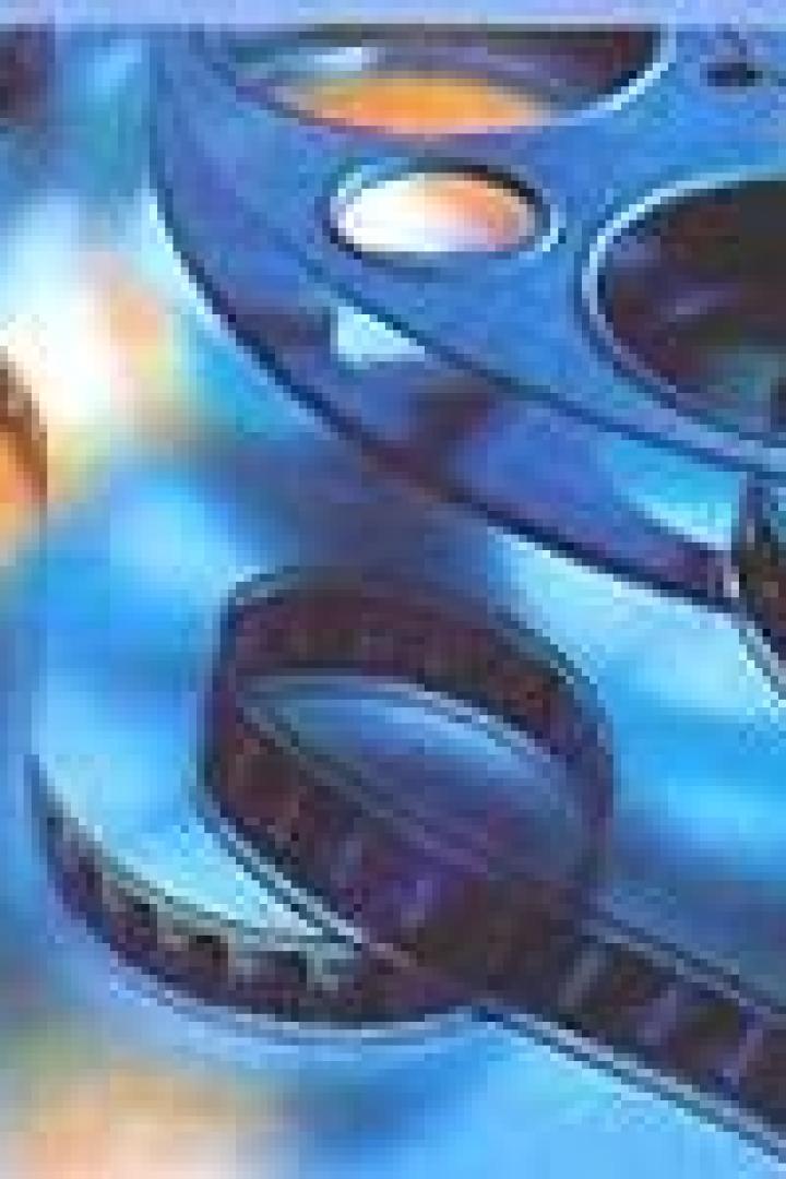 Mehrere Filmrollen liegen auf einem blauen Untergrund.