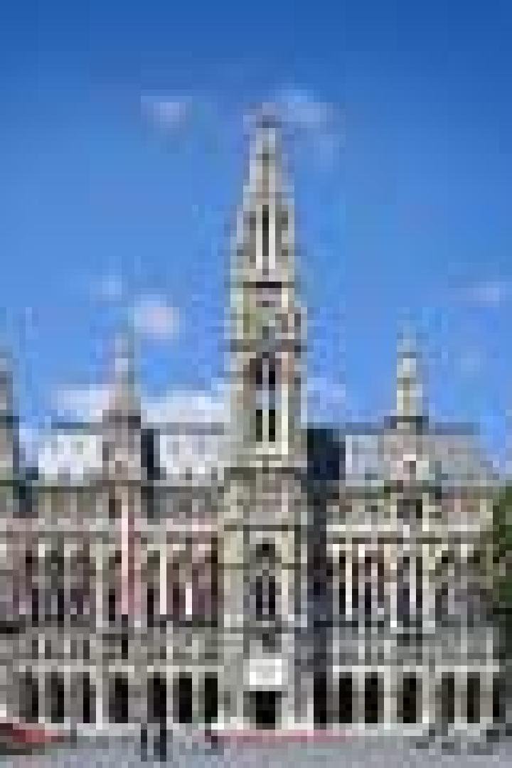 Das Wiener Rathaus vor blauem Himmel.