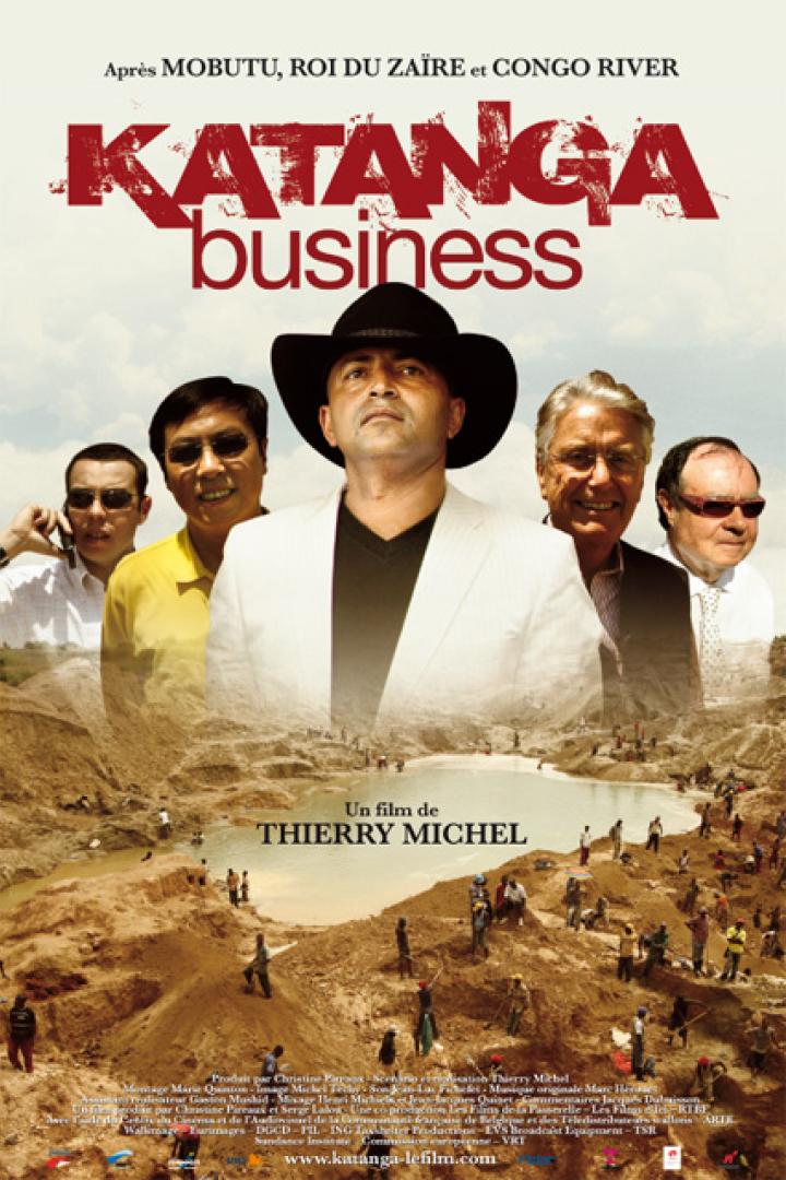 Das Filmplakat für „Katanga Business“ zeigt mehrere Männer vor einer Landschaft in Katanga.