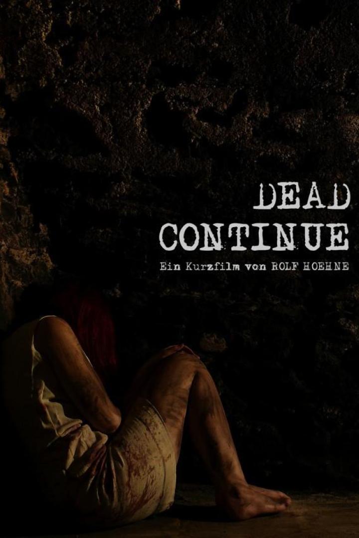 Eine verletzte Person kauert im Dunkeln, möglicherweise eine Szene aus dem Kurzfilm „Dead Continue“.