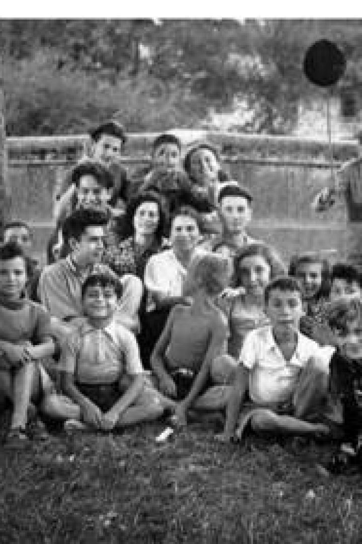 Eine Gruppe von Kindern posiert für ein Foto im Freien.