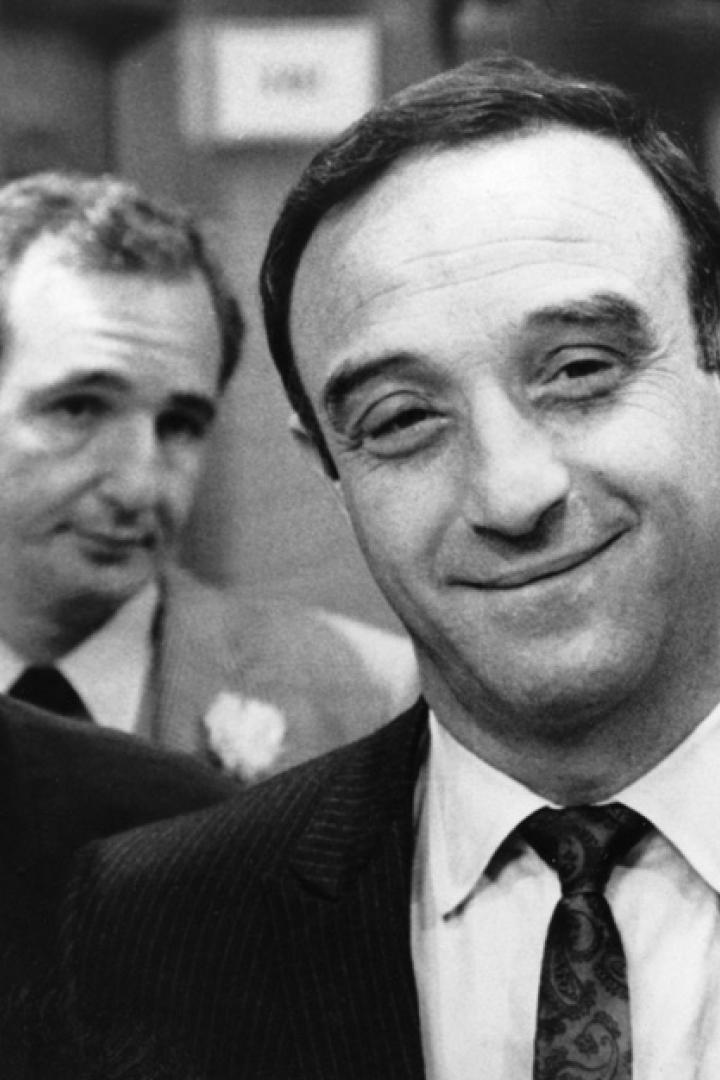 Eine Schwarzweißaufnahme von Peter Falk mit drei weiteren Männern.