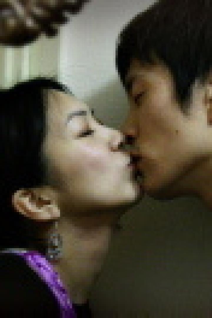 Ein asiatisches Paar küsst sich innig.