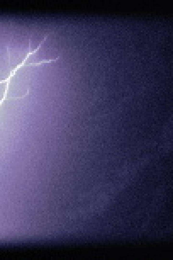 Ein Blitz erhellt den dunklen Himmel.