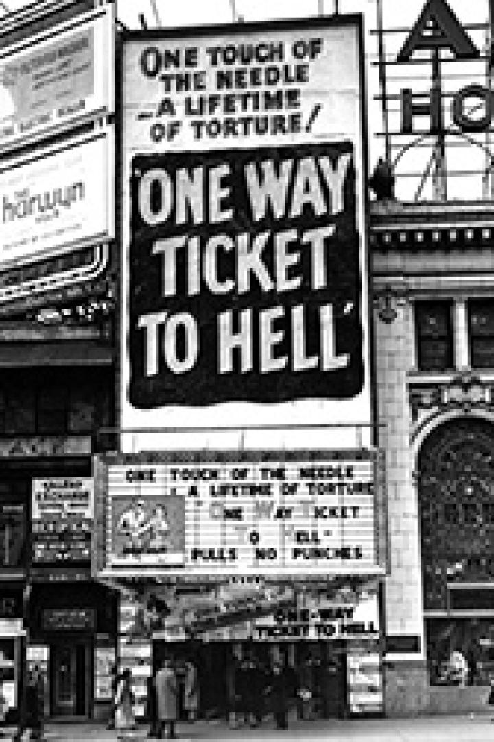 Ein Schwarz-Weiß-Foto von einem Theater, das das Stück „One Way Ticket To Hell“ zeigt.