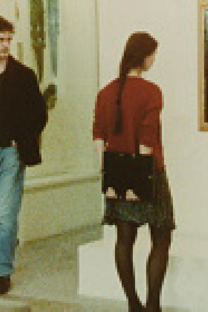 Ein Mann und eine Frau betrachten Gemälde in einer Kunstgalerie.