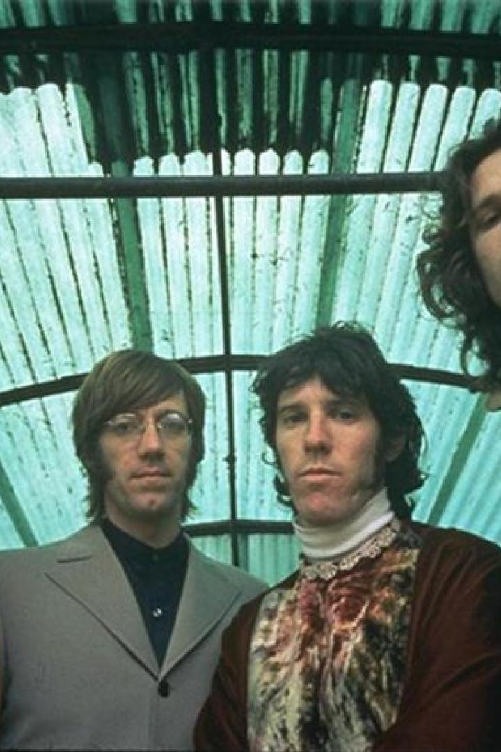 Die Band The Doors steht unter einem grünen Glasdach.
