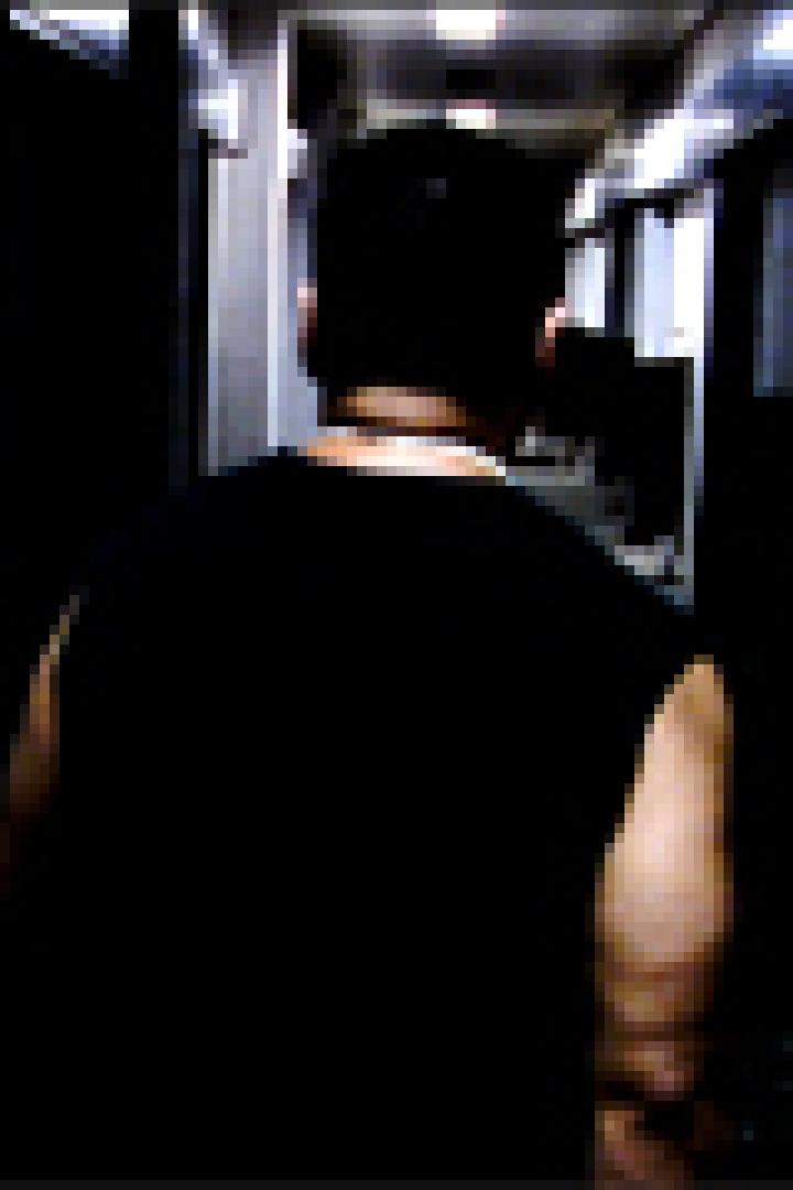 Ein Mann geht einen dunklen Korridor entlang.