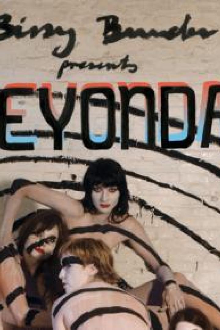 Eine Gruppe von Performerinnen posiert vor einer Wand mit der Aufschrift „BEYONDA“.