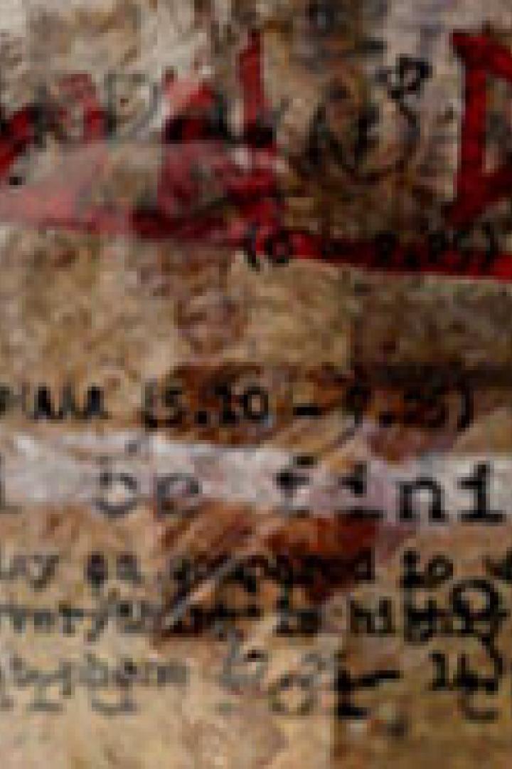 Eine Collage mit Textfragmenten und roten Schriftzügen auf vergilbtem Papier.