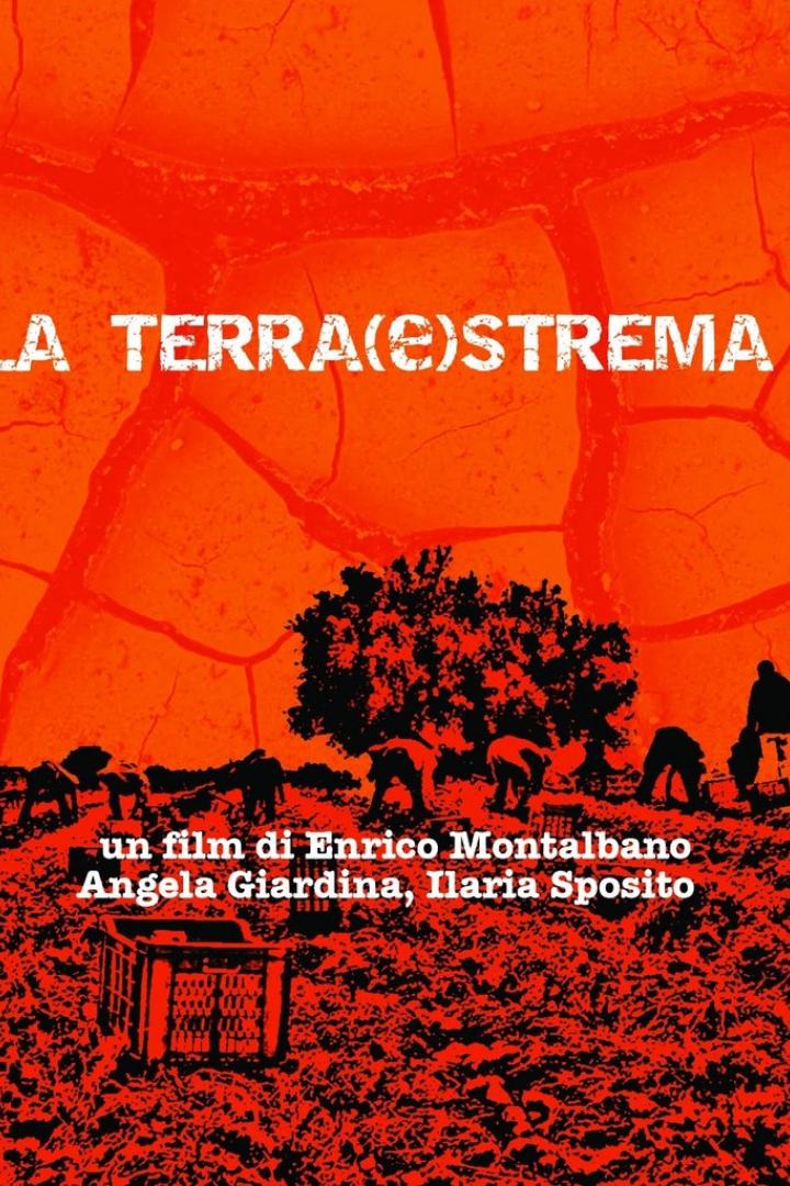 Das Filmplakat für „La Terra(E)strema“ zeigt Arbeiter auf einem ausgetrockneten Feld.