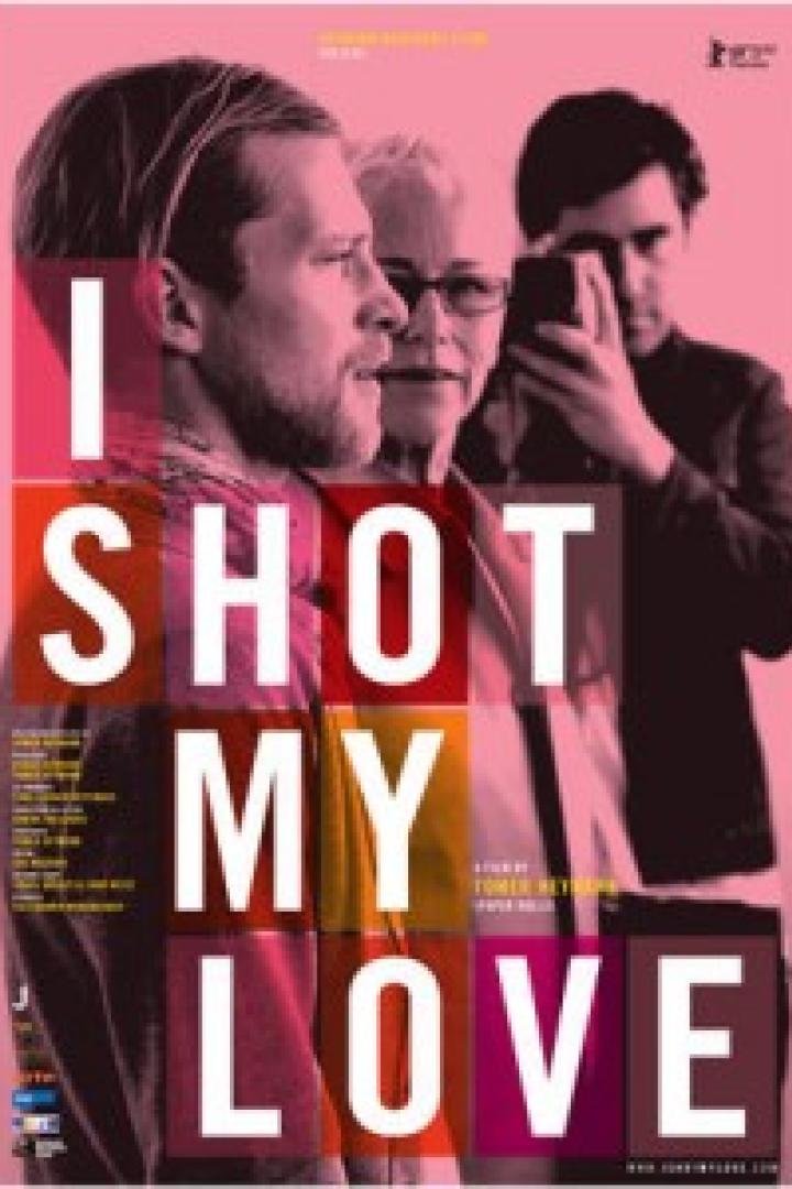 Das Filmplakat für „I Shot My Love“ zeigt drei Personen, wobei eine Person ein Foto macht.