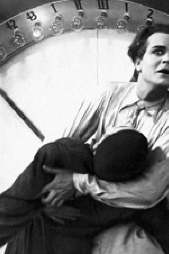 Eine Szene aus dem Film „Sicherheit geht vor!“, in der Harold Lloyd an einer großen Uhr hängt.