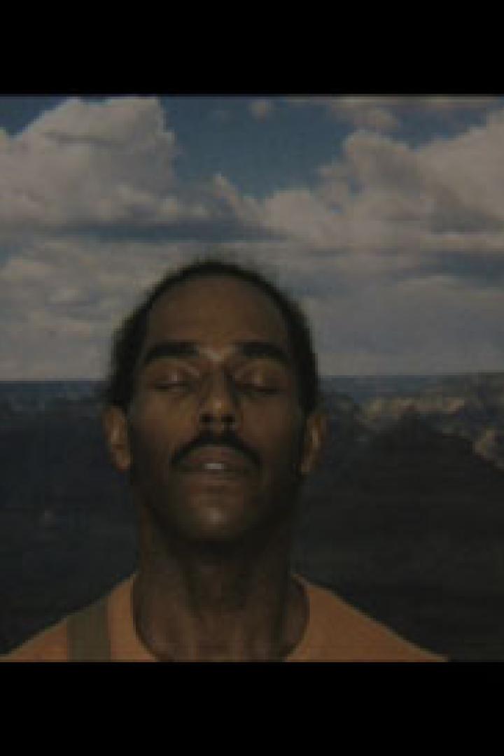 Ein Mann meditiert vor dem Hintergrund des Grand Canyon.