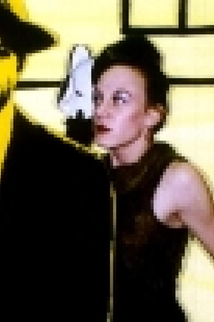 Ein Mann mit Hut und Anzug steht neben einer Frau in einem dunklen Kleid.