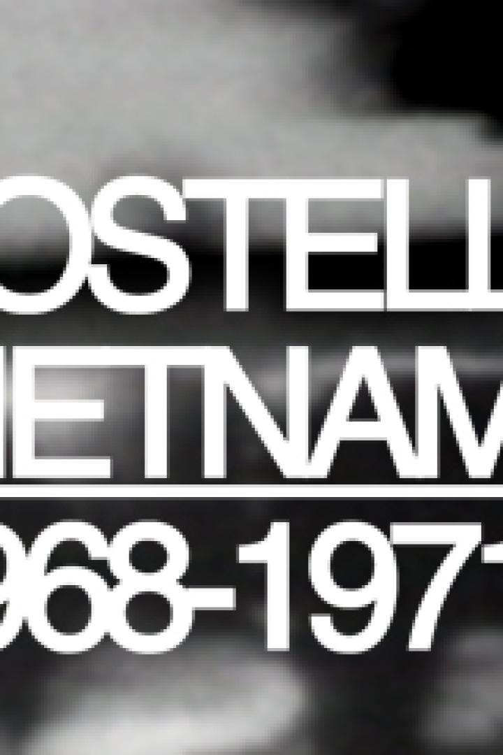 Der Schriftzug „Vostell Vietnam 1968-1971“ in Weiß auf einem dunklen Hintergrund.