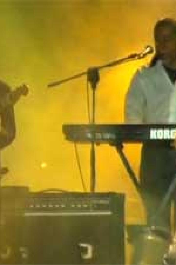 Eine Band spielt live auf der Bühne mit Gitarre, Keyboard und Gesang.