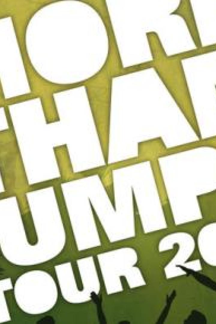 Das Werbeplakat für die „More Than Jumps Tour 2010“ zeigt Palmen und feiernde Menschen.