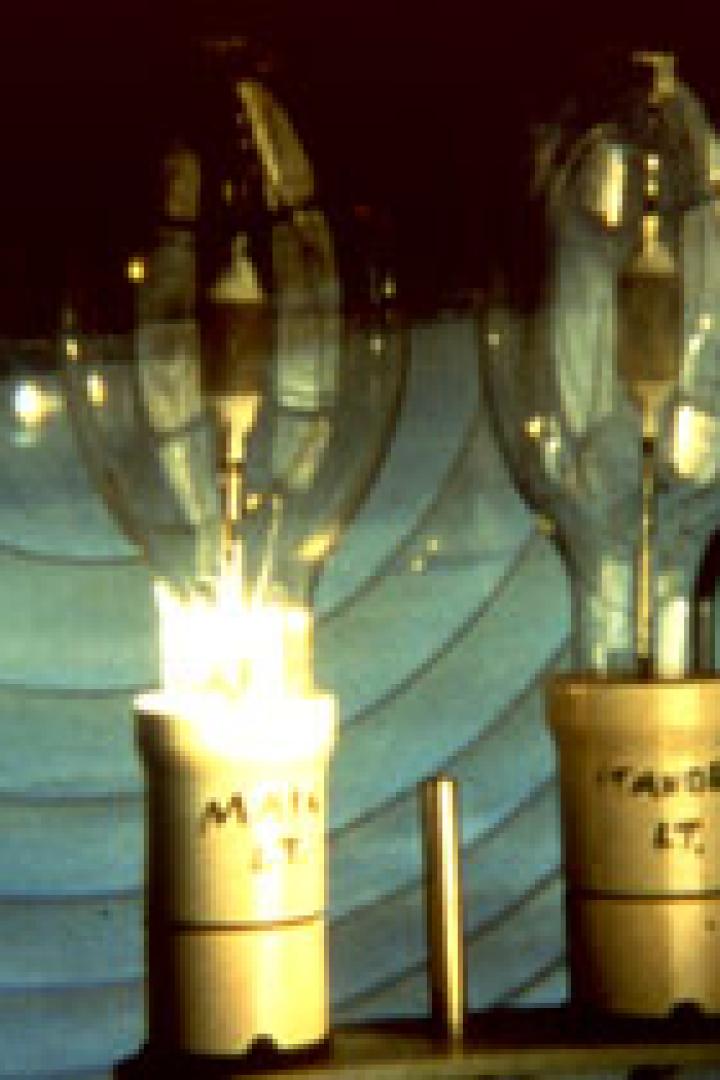 Zwei Glühbirnen mit Aufschriften stehen nebeneinander.