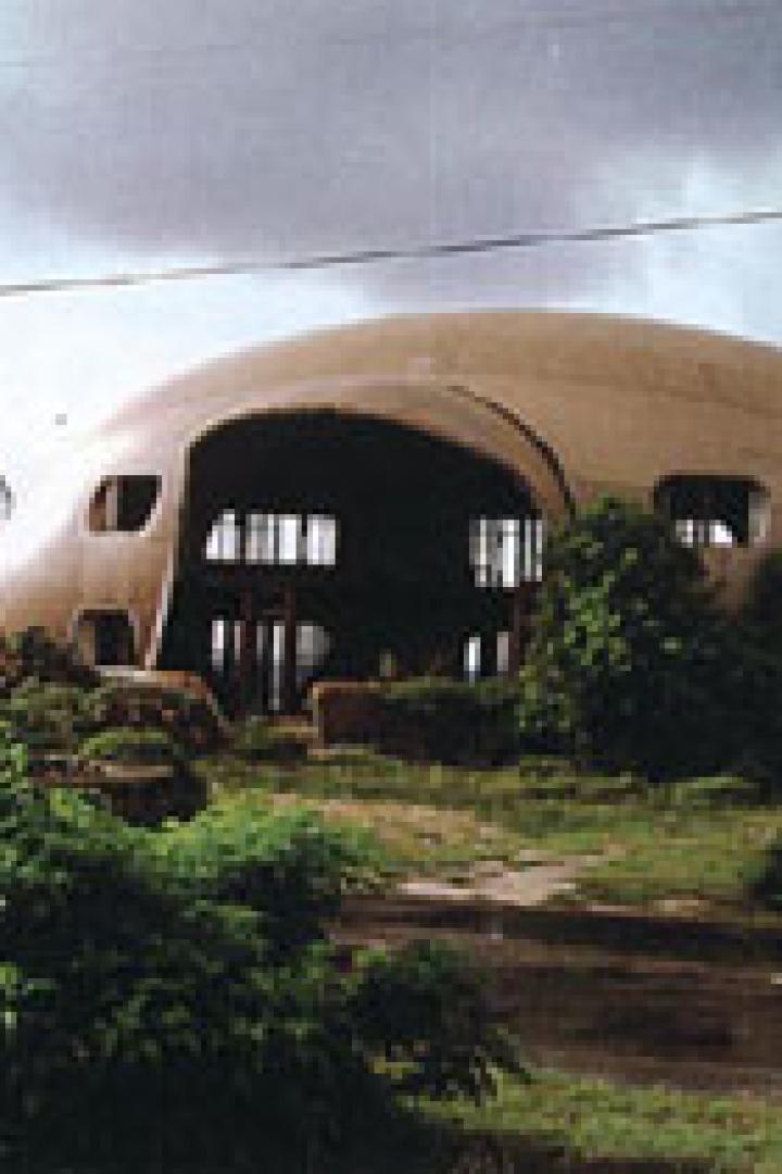Ein ungewöhnliches Haus in Form eines halben Ovals steht an der Küste.