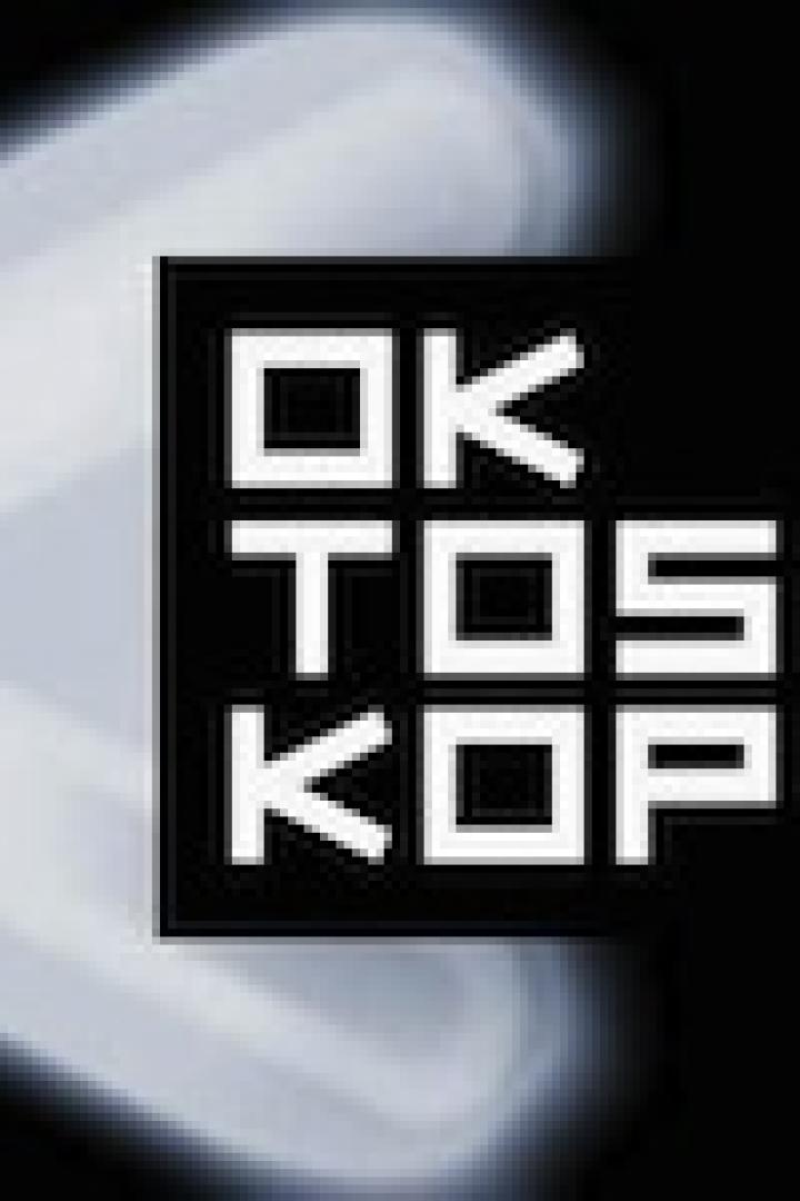 Das Logo von Okto Skop auf schwarzem Hintergrund mit weißem Nebel.