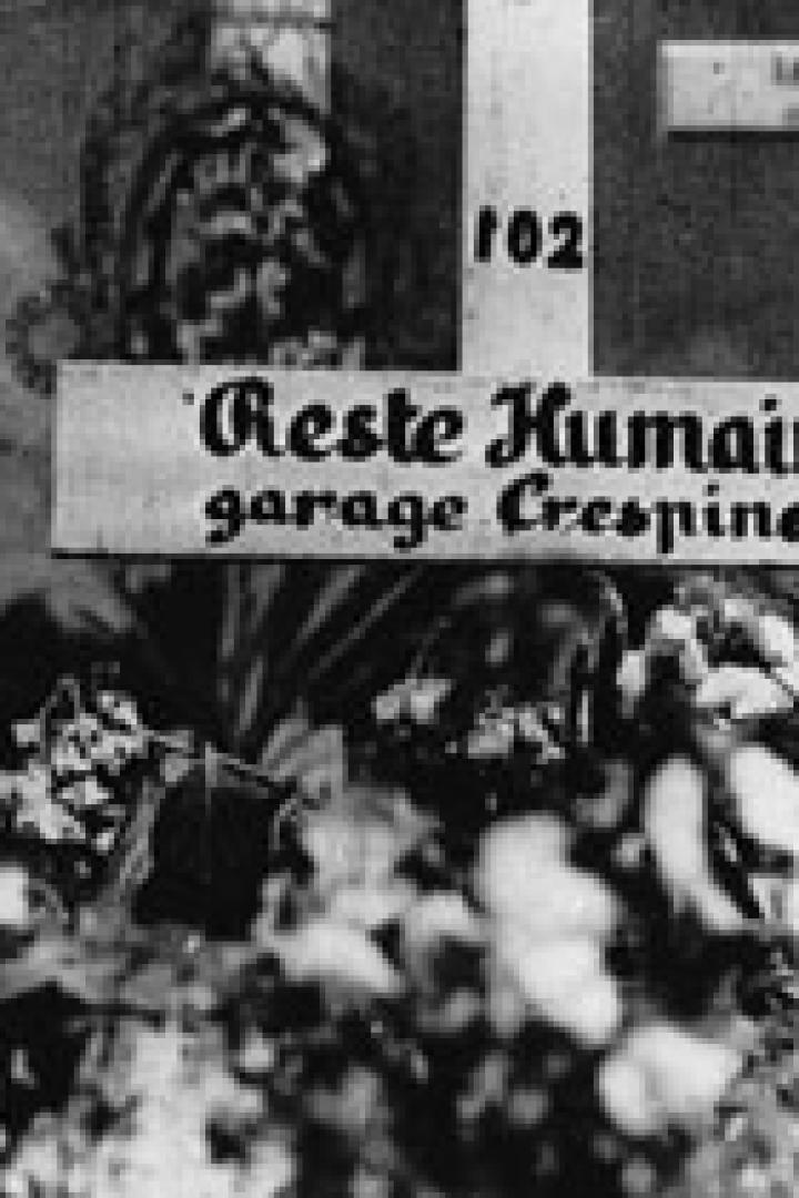 Ein Schild mit der Aufschrift „Reste Humain garage Crespinet“ auf einem Friedhof.