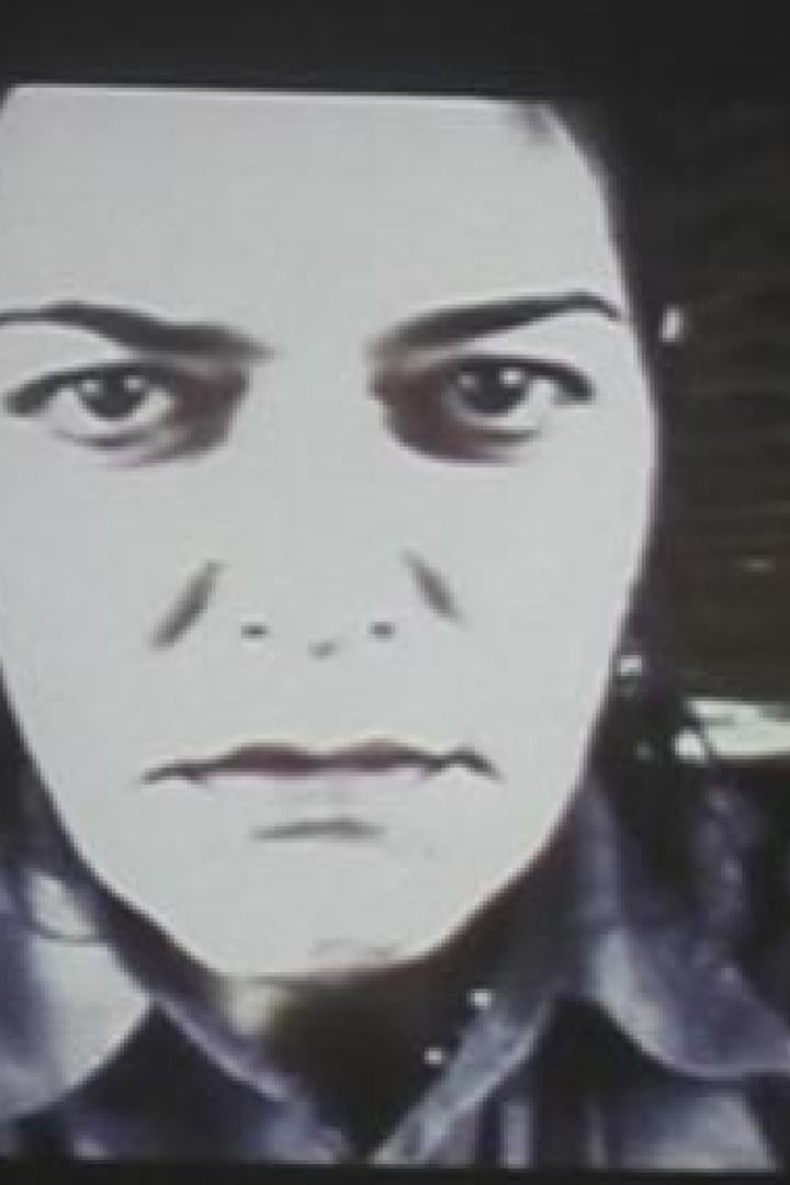 Eine Frau blickt ernst in die Kamera.