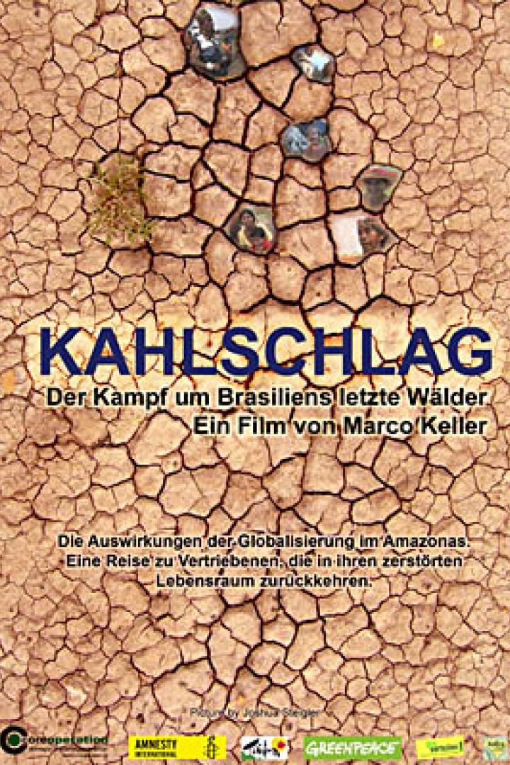 Das Filmplakat für „Kahlschlag“ zeigt eine ausgetrocknete Landschaft und indigene Menschen.