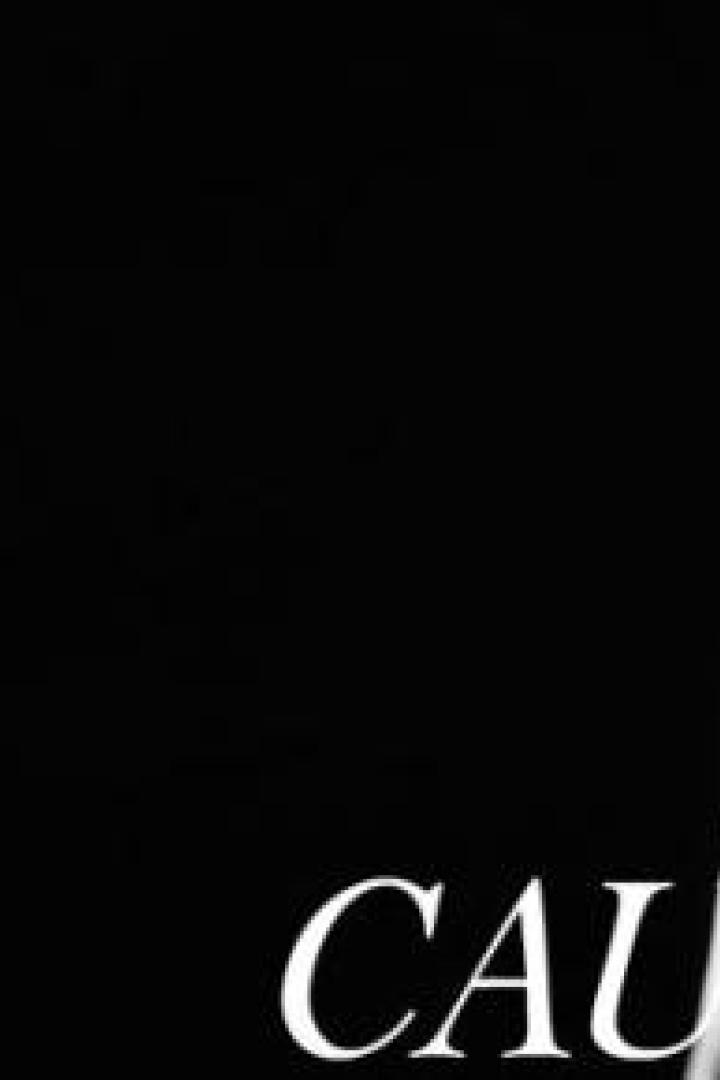 Eine Frau mit dunklem Make-up und einem dunklen Kleid im Schatten.