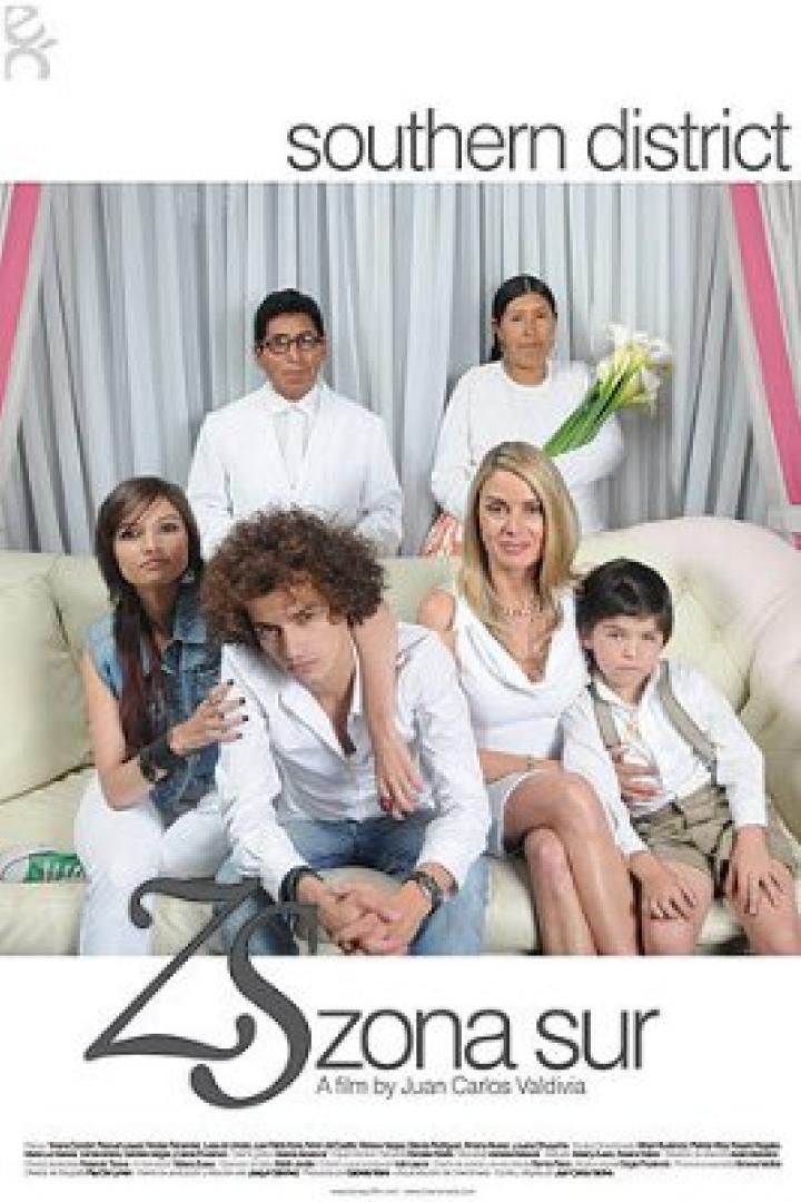 Das Filmplakat für „Zona Sur“ zeigt eine bolivianische Familie vor einem weißen Vorhang.
