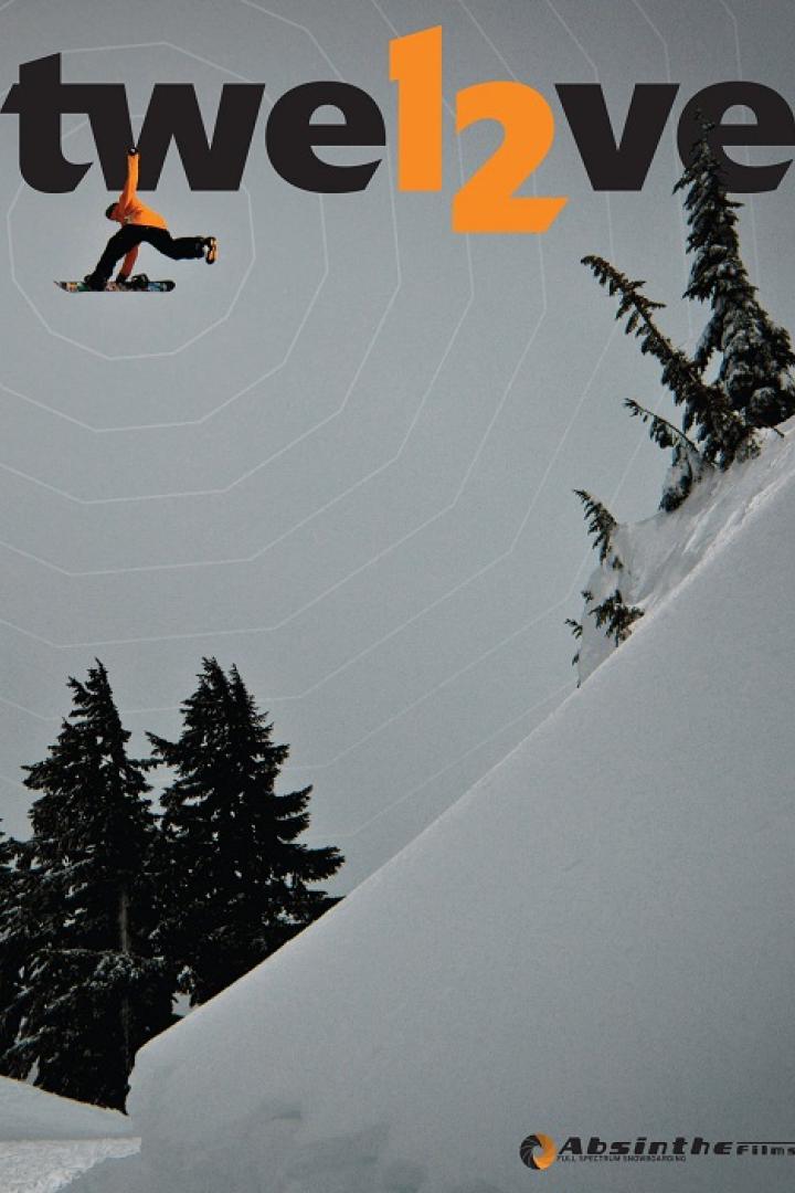 Ein Snowboarder springt vor einer verschneiten Landschaft mit dem Schriftzug „twelve“.