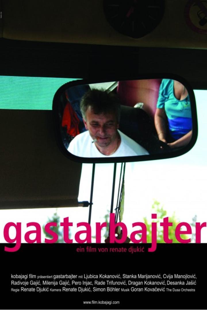 Das Filmplakat für „Gastarbajter“ zeigt einen Mann im Rückspiegel eines Busses.
