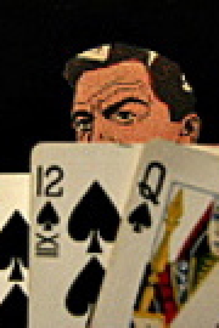 Ein Mann blickt über eine Reihe von Spielkarten mit Pik-Symbolen.