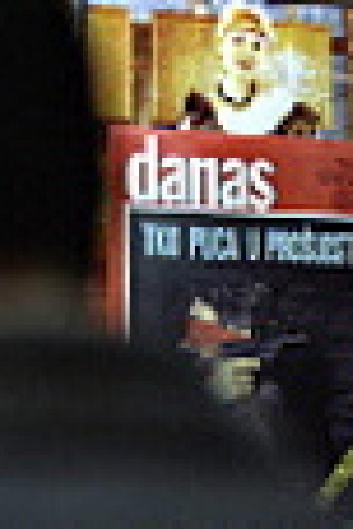 Ein Mann betrachtet eine Wand mit Zeitschriften und Postern.