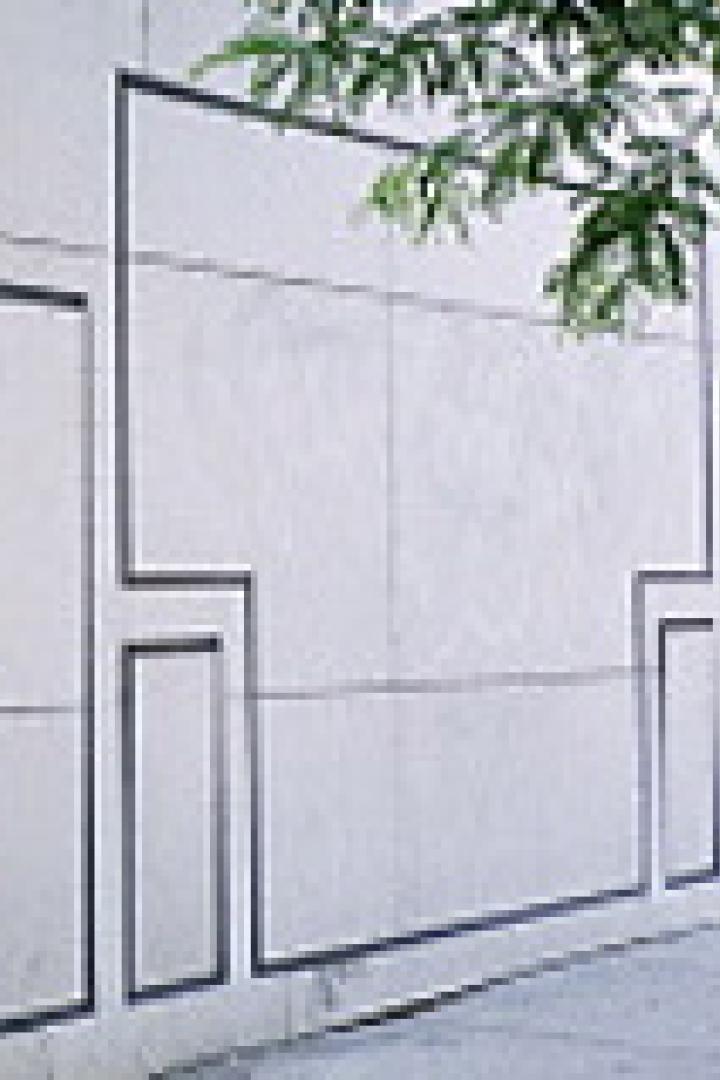 Eine weiße Wand mit einem abstrakten, dunklen Linienmuster.
