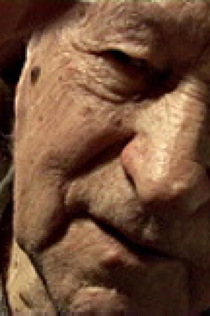 Nahaufnahme vom Gesicht eines älteren Mannes mit vielen Falten.