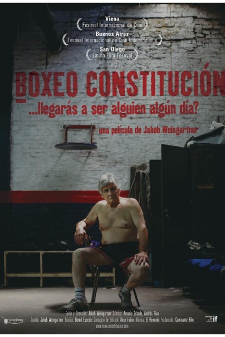 Das Filmplakat für „Boxeo Constitución“ zeigt einen älteren Mann in einer Boxhalle.