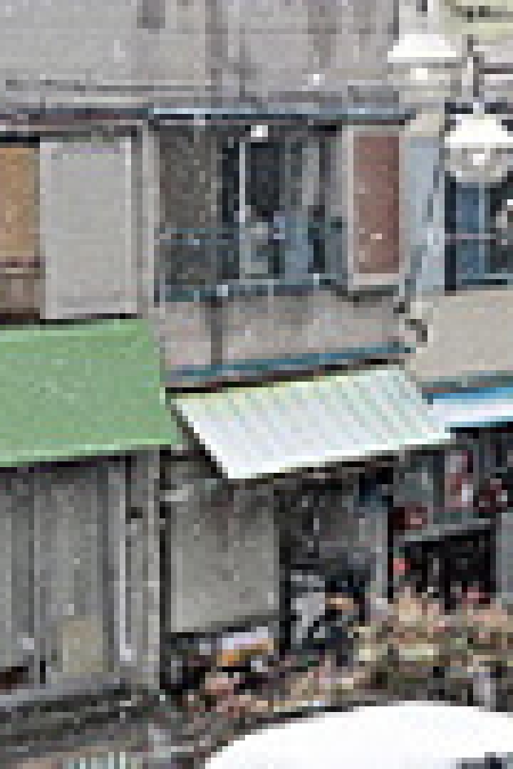 Eine verschneite Straße mit kleinen Geschäften in Japan.